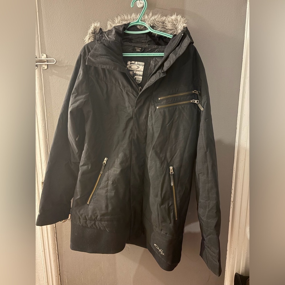 Oakley‎ black snowboarding jacket Black Ski Jacket with Faux Fur Hood